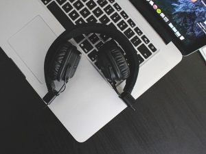 headphones laptop 300x225 - 5 Basic Types Of Multimedia